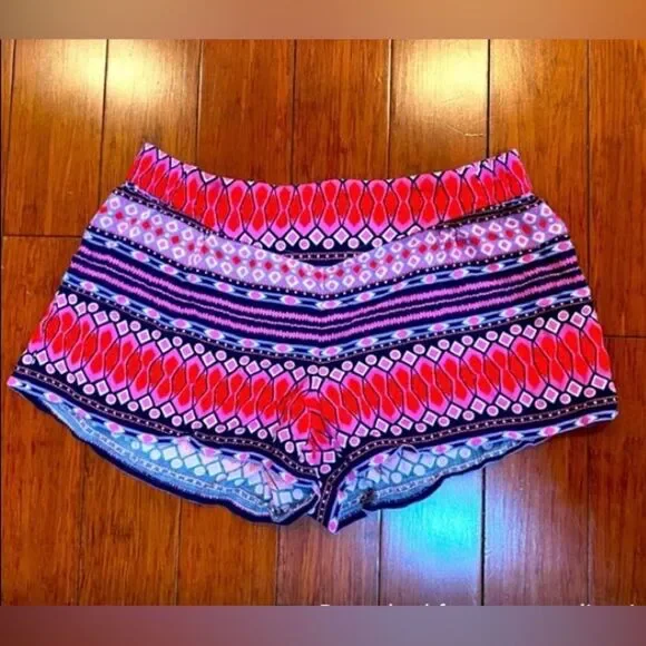 Nanette Lepore Woman's Pink Patterned Soft Casual Fabric Shorts - Picture 2 of 5